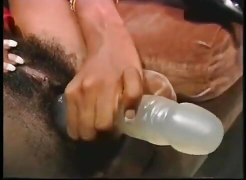 Eboni jalang berseronok bersendirian