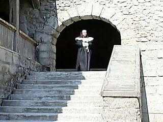 Новая монахиня в городе
