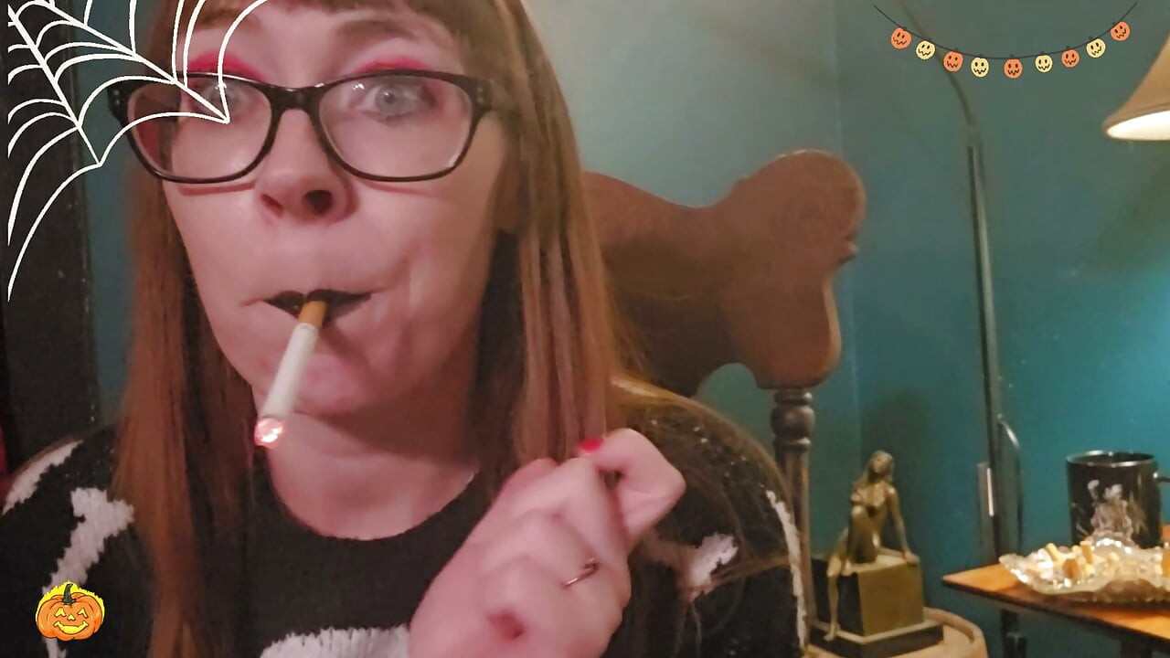 祝你萬聖節快樂，我穿著毛衣抽菸