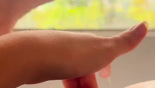 I stayed at a hotel where a super handsome guy greeted me, so I'm going to masturbate thinking about him.