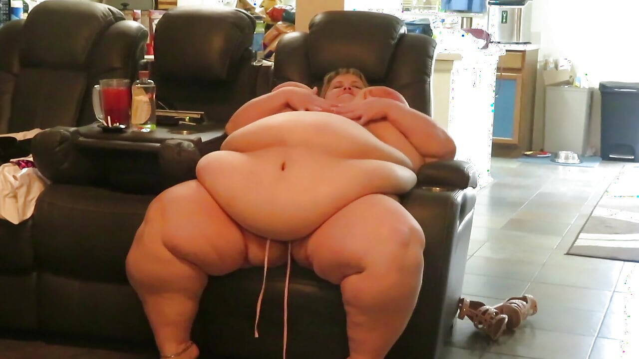 Ssbbw Lucki Lexxi Rubs her big belly for