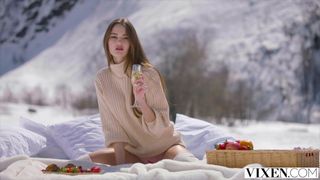 VIXEN - лыжный зайчик Sonya занимается страстным сексом в Альпах
