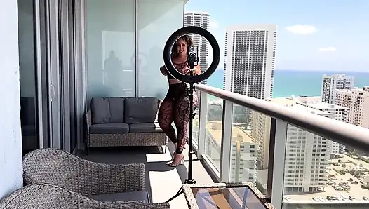 Raven thick dibangun untuk menunggangi daging besar Jmac