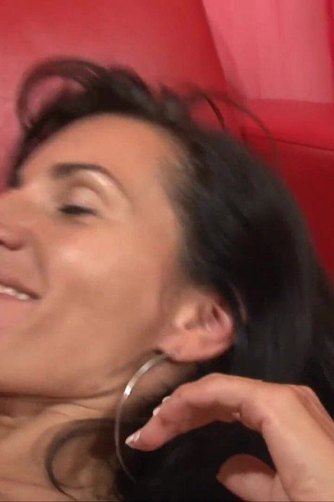 Çarpıcı orta yaşlı seksi kadın oyuncu seçmelerinde üçlü grup sekste götten sikiliyor