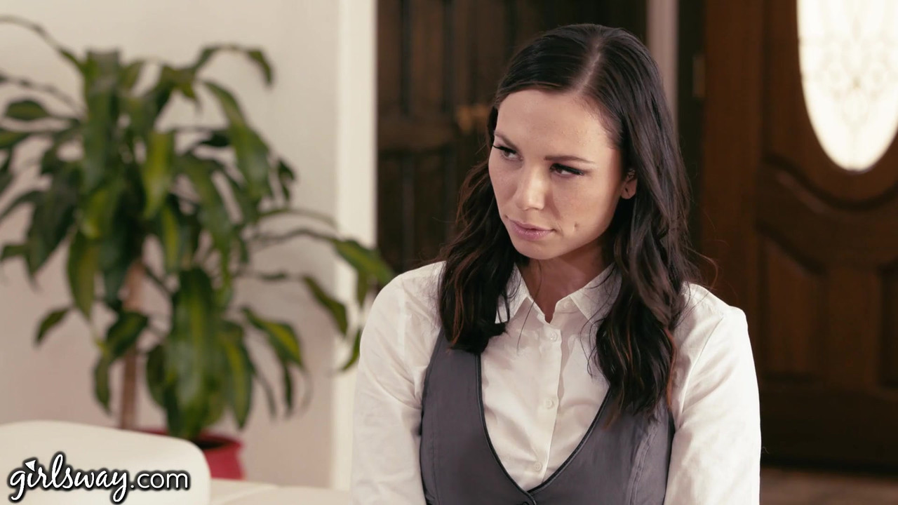 Girlsway 成熟的女同性恋礼物aidra fox一件力量套装