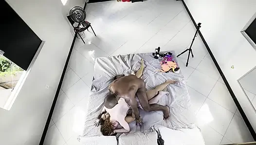 ZWEI LESBISCHE MÄDCHEN LUTSCHEN UND FICKEN SICH VOR MIR GEGENSEITIG, ICH FICKE BEIDE