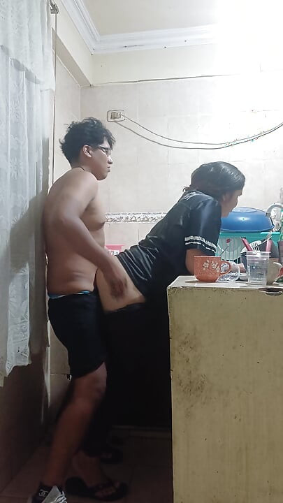Eu fodo minha meia-irmã na cozinha, minha tia quase nos descobre