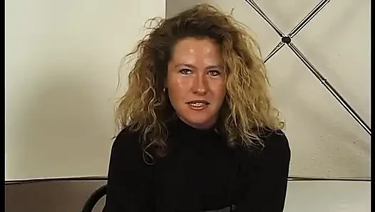 Brünette reife dame bläst harten schwanz beim casting