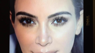 Kardashian Kim mit Tribut 3