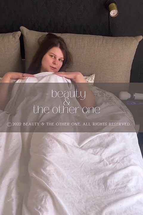 Egyedül otthon maszturbál punci játék a lepedő alatt