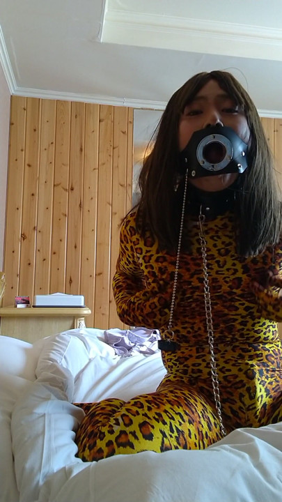 A cross-dressing boy becomes a female panther with a shackle and masturbates cutely | Clip 2