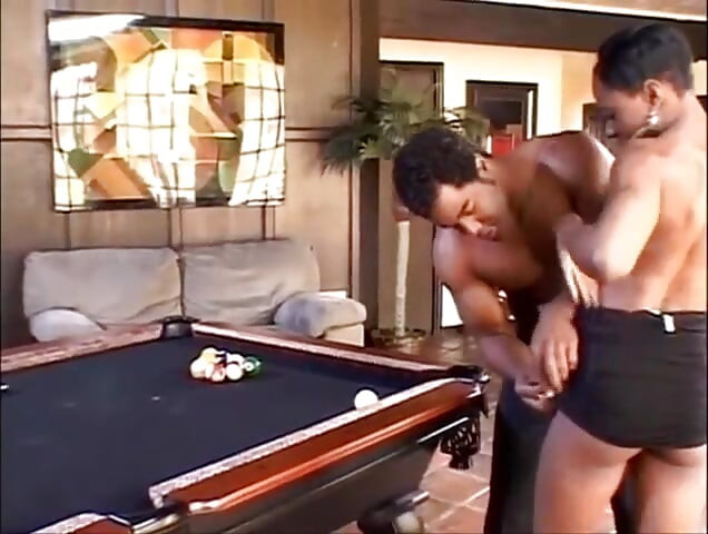 Величезний чорний член смокче чорну мініатюрну кицьку, облизуючи пизду, трахаючи... Сперма в рот