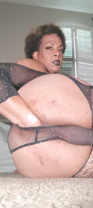Wide Open: Bee Shows Inside Her Asshole Gaped With Glass