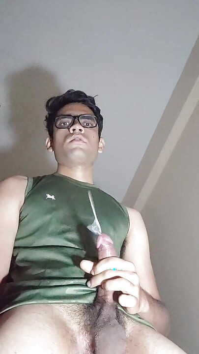 Twink caliente se corre duro y eyacula en todas partes desde su cabeza de polla rosa