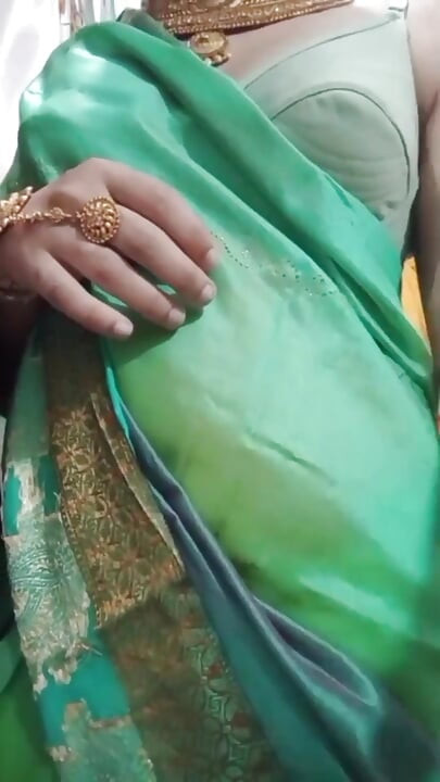 Indisk Crossdresser Bund Gaurisissy Presning og Leg Med Hendes Store Bryster I Blå Saree Ægte Hjemmelavet Sex