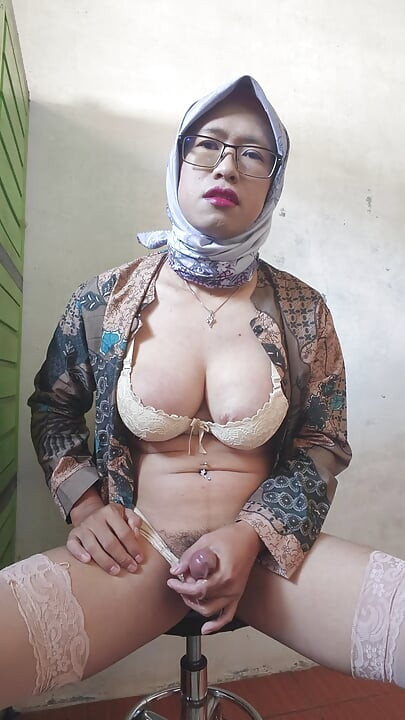 Hijab Shemale Strokes Her Gorgeous Dick