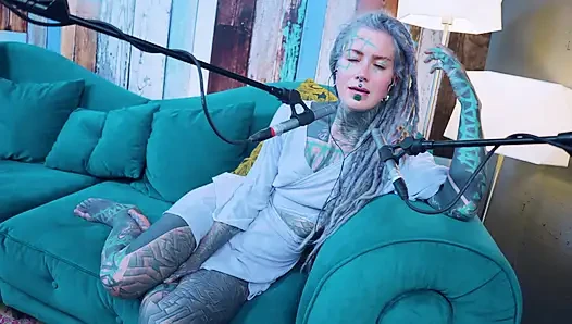 Aku bicara tentang J - Jelousy - ASMR podcast SFW berbicara dengan gadis kurus gothic model bertato rambut gimbal