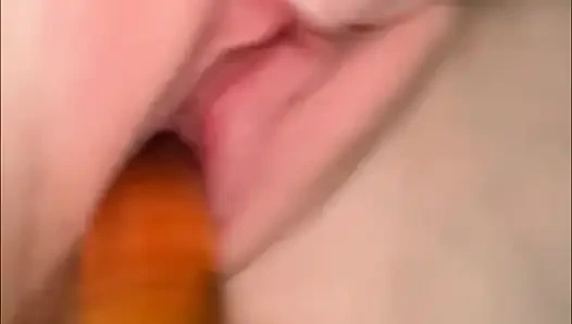 Süßes mädchen pisst in eine flasche und gießt sie zurück in ihre muschi