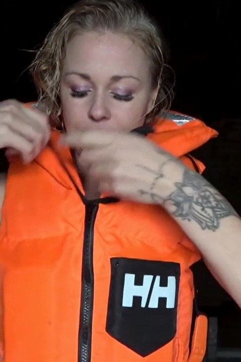 Wank ze mną w mojej kamizelce ratunkowej