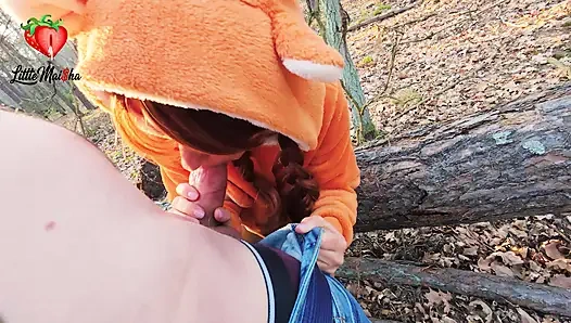 Худенькая, сладкая рыжая, которую я случайно встретил в лесу, подоила мои яйца и член досуха. Она также вылизала мое очко в процессе.