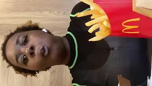 Öffentlicher McDonalds Mukbang