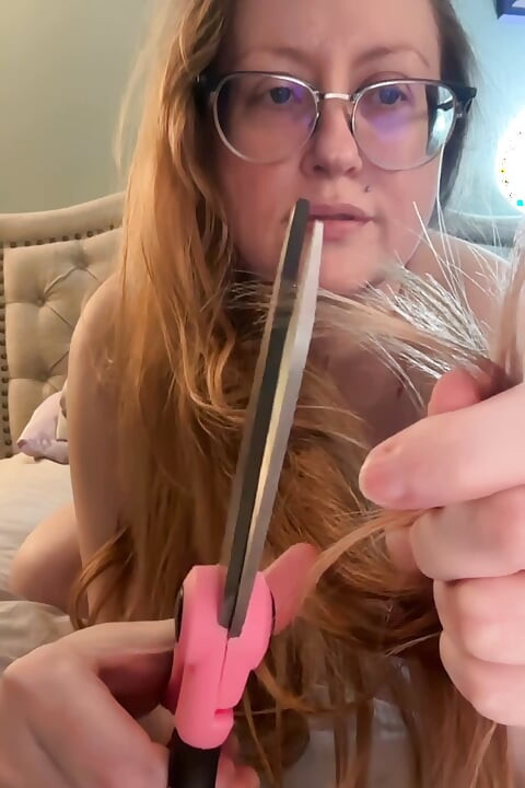 Cewek sange ini lagi asik cukur bulu lebatnya sambil ngobrol soal cukur rambut