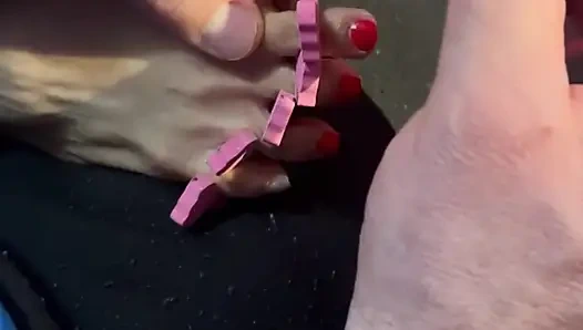 4.5 beden ayaklarını boyatıyor