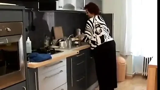 Cewek seksi ini punya bakat untuk muasin memeknya