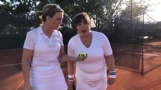 Victoria Derbyshire и студентка Nolan теннис