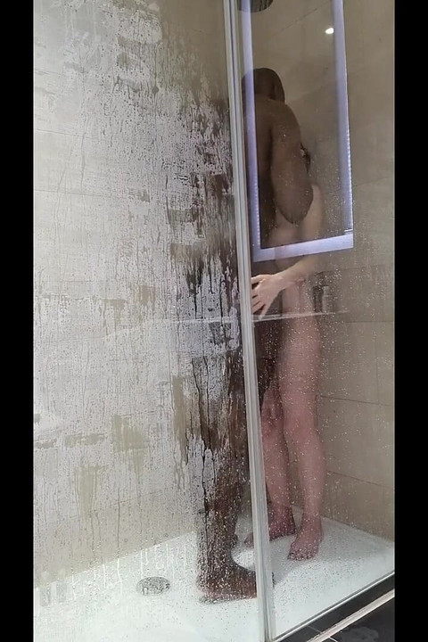 Adegan mandi Agzz dan Dimitri.