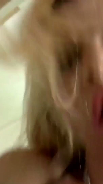 Mia de Berg waehrend der Love Parade in Berlin abgeschleppt | Clip 1