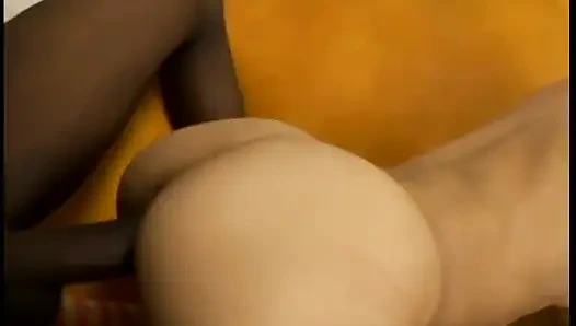 Siyah adam kahverengi sürtüğü yarağına biniyor ve kanepede sert sikiyor