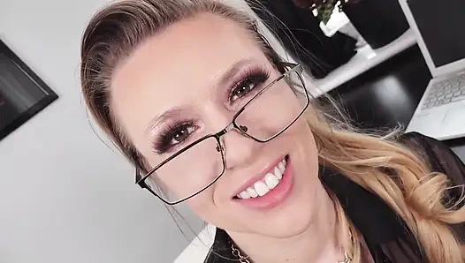 Возбужденная офисная секретарша мастурбирует на работе