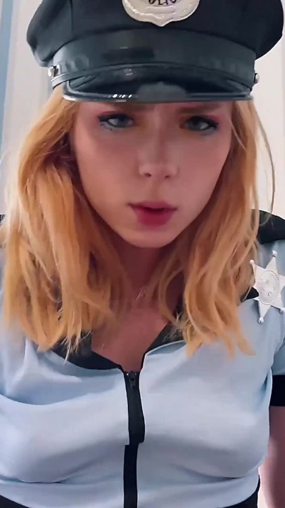 Une fille sexy a organisé une surprise et s’est assise sur mon visage dans un costume de police | Clip 1