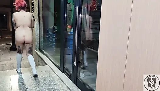 Riskli halka açık çıplak tombul binada açık havada işiyor