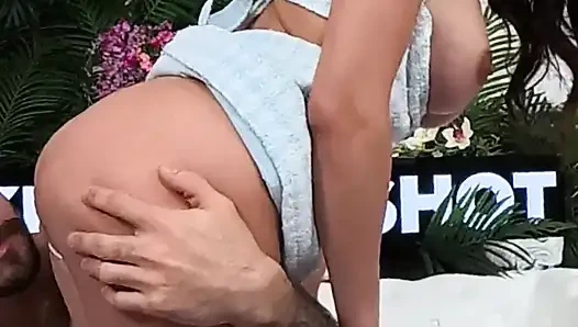 Chloe Amour nade'in büyük yarağıyla götünü genişletiyor!