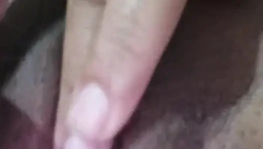Brunette masturbasi di rumah