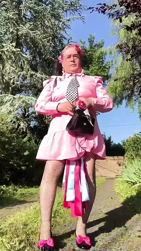 In un outfit con un vestitino pulsantino rosa per una serata.
