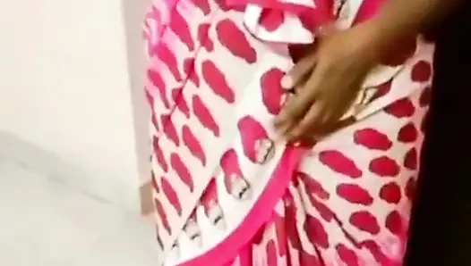 Suami cuckold mengagumi kecantikan istri Desinya yang seksi setelah memintanya untuk memakai saree.