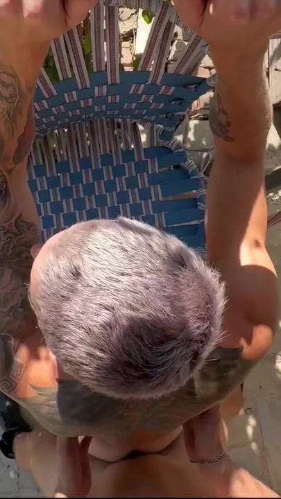 セクシーな庭師がブランコに乗った巨大なペニスでトゥインクとセックスし、何度もイッた |クリップ2