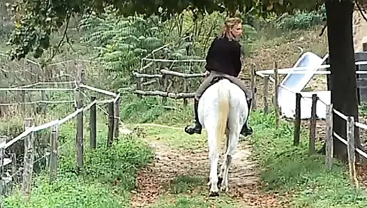 İki fahişe kıçından sert alıyor