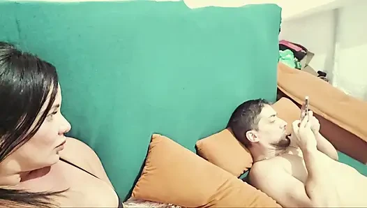 Ungezogene Stiefmutter sitzt neben notgeilem Stiefsohn