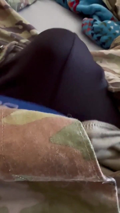Kultni trenutak iz filma "Napaljeni vojnik dobiva tvrdi kurac i trlja se u uniformi"