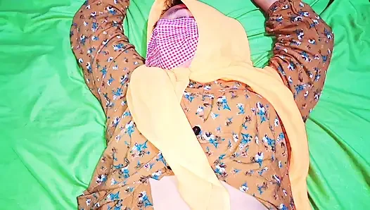 21 yaşında bir hicablı genç kızla seks yapıyor ve anal seks öğreniyor, kıçına çığlık atıyor