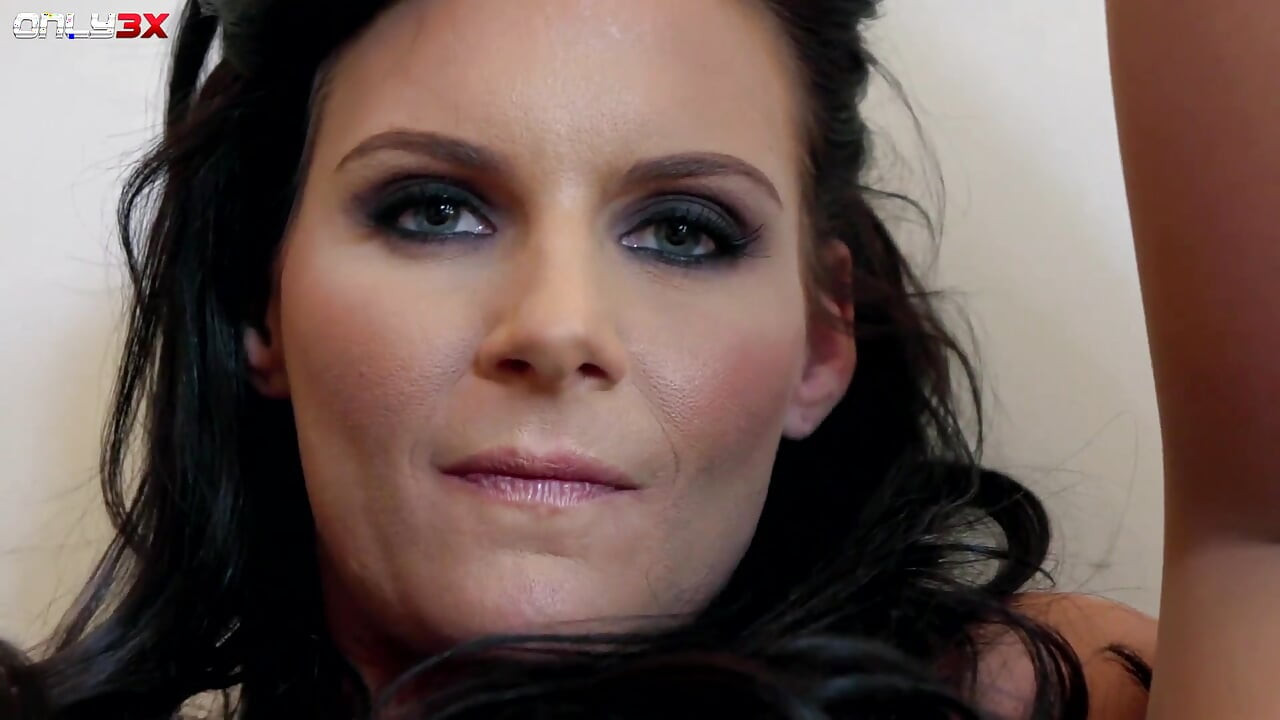 거유 Phoenix Marie의 거친 애널 쓰리섬 섹스