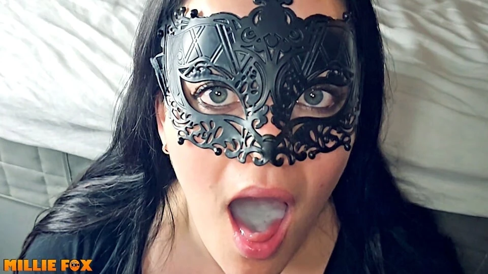 Tante seksi kulit putih dengan lidah utuh lagi asik telan sperma - millie fox