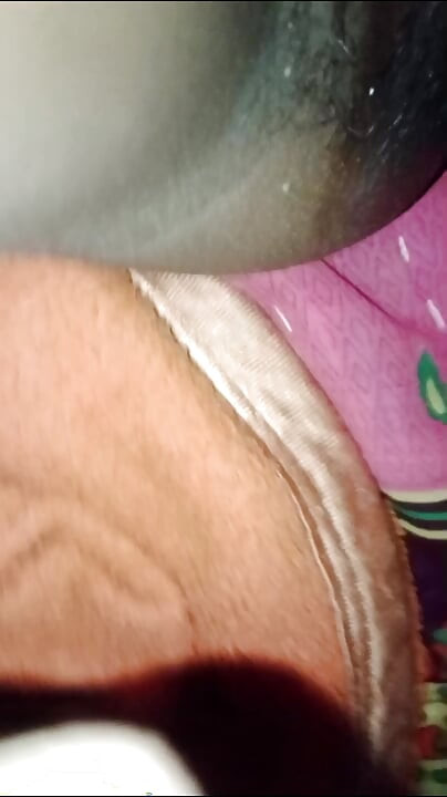 Desi bhabhi ko land munh mein dekhkar chut faadi