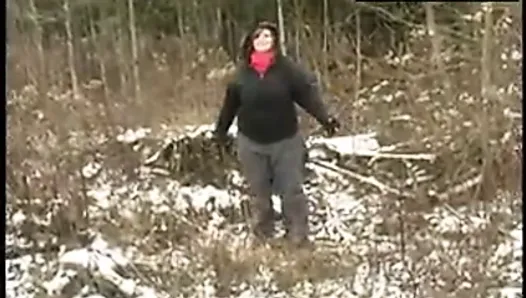Amateur gorda juega con el coño en la nieve