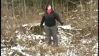 Amateur gorda juega con el coño en la nieve