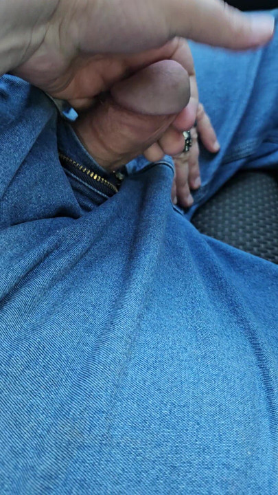 Zaobljena vruća MILF zadirkuje muža drkanjem dok ne dođe kući da pojebe debelu ženu
